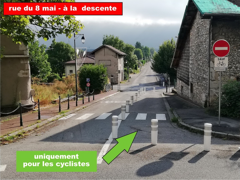 Dans le sens de la descente (mairie vers école) la circulation est ouverte uniquement aux cycliste et Engins de Déplacements Personnels (EDP - type trottinette...)