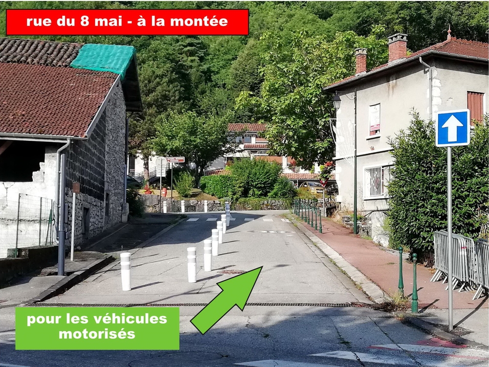 Dans le sens de la montée (écoles vers mairie) la circulation est ouverte aux véhicules motorisés.